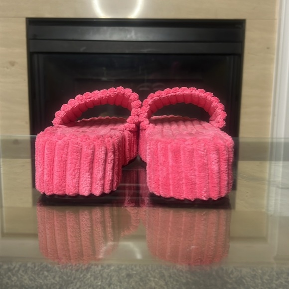 Fashion Nova Jiggie Slippers, 9 - Picture 8 of 11